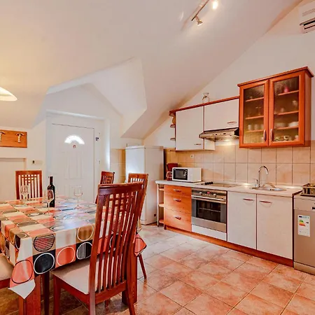 2 Bedroom Beautiful In Ston