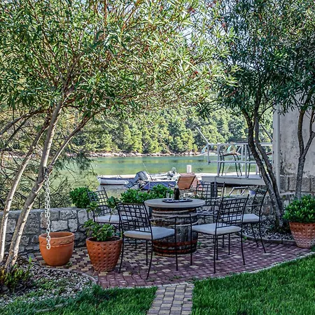 2 Bedroom Beautiful In Ston